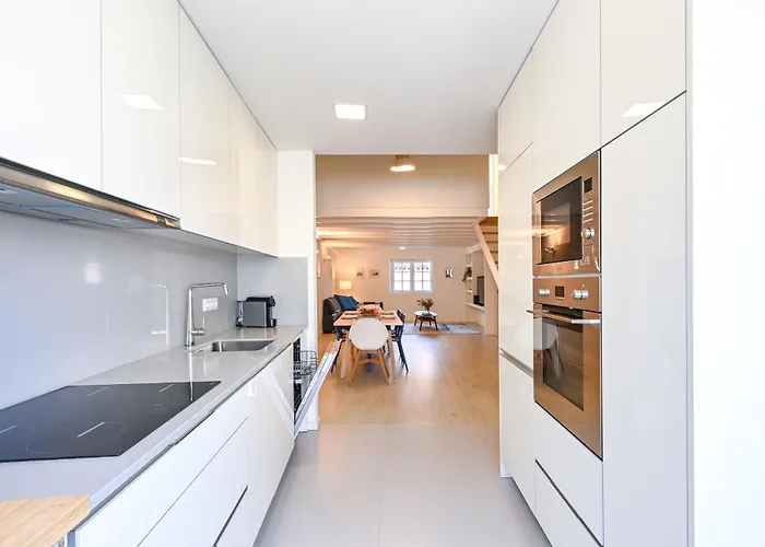 Ao Pe Da Se Next To Cathedral By Se דירה בראגה