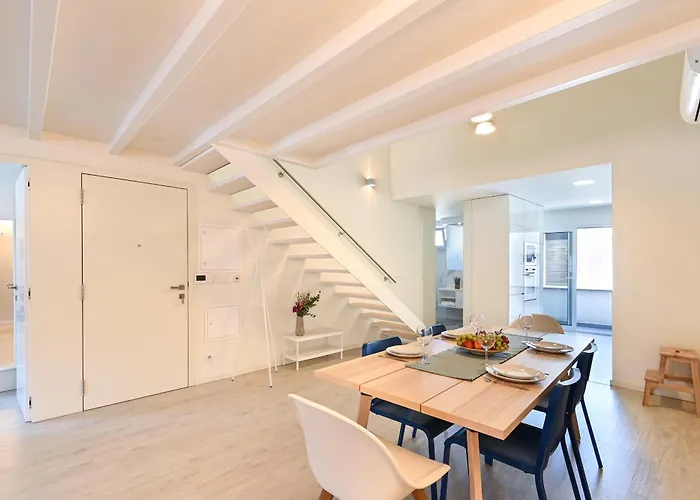 Ao Pe Da Se Next To Cathedral By Se * בראגה