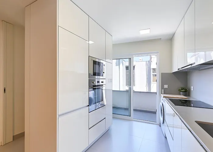 Ao Pe Da Se Next To Cathedral By Se בראגה