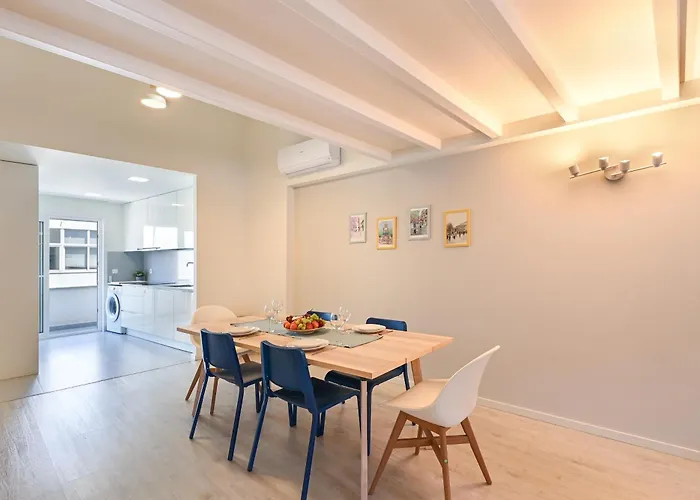 Ao Pe Da Se Next To Cathedral By Se בראגה