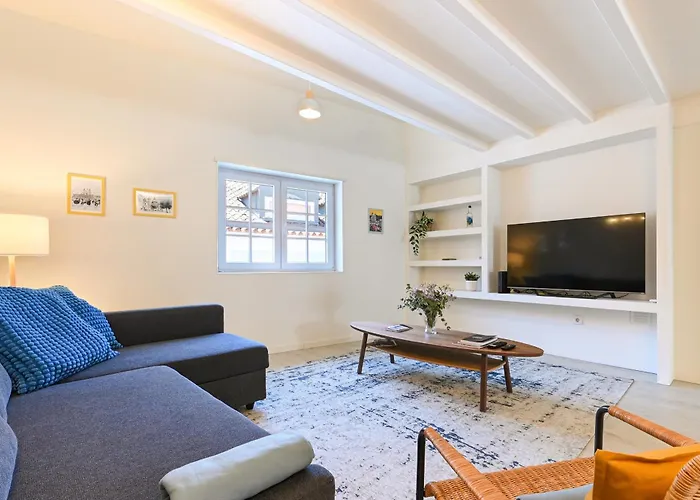 Ao Pe Da Se Next To Cathedral By Se