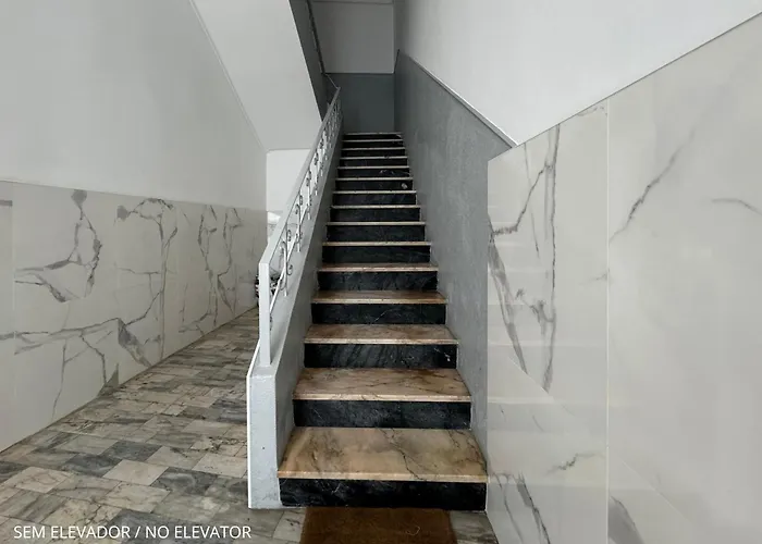 Ao Pe Da Se Next To Cathedral By Se